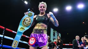 Maïva Hamadouche avec sa ceinture de championne IBF des super-plumes en décembre 2018