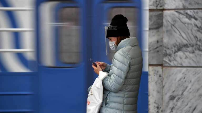 Une femme porte un masque pour se protéger du coronavirus dans une station de métro à Moscou, le 12 octobre 2020
