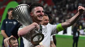 Declan Rice avec le trophée de la Ligue Europa Conférence, le 7 juin 2023.