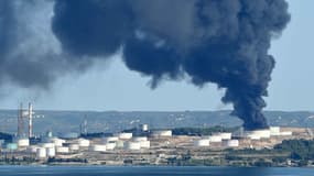 Un tourbillon de fumée s'échappe du site pétrochimique de LyondellBassell à Berre-l'Etang, le 14 juillet 2015. 