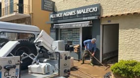 Des habitants du Lavandou nettoyant les dégâts des orages le mardi 20 mai 2025