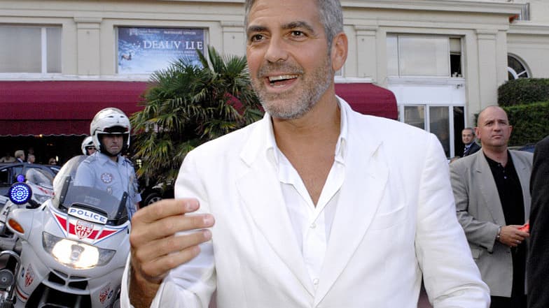 George Clooney prend les choses avec le sourire