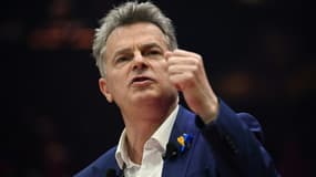 Le candidat PCF à la présidentielle Fabien Roussel en meeting au Cirque d'Hiver à Paris le 10 mars 2022