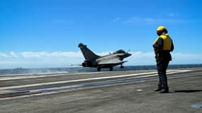 Un Rafale décolle du porte-avions Charles de Gaulle, au large des côtes de Toulon, le 25 avril 2024