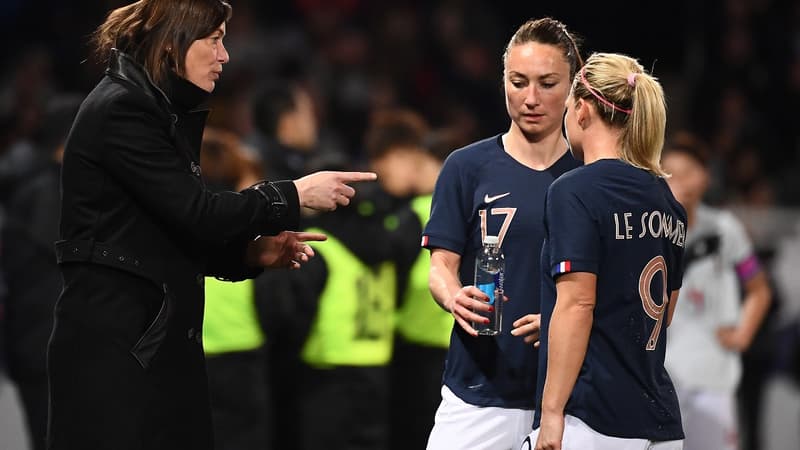 Corinne Diacre échange avec ses joueuses