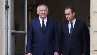 Le Premier ministre démissionnaire François Bayrou (à gauche) aux côtés de son successeur désigné Sébastien Lecornu (à droite), devant l'hôtel de Matignon à Paris le mercredi 10 septembre 2025.