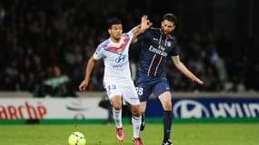 Farès Bahlouli aux prises avec Thiago Motta, lors de OL-PSG en mai 2013.