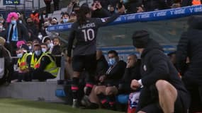 Le doigt d'honneur de Renato Sanches qui se chauffe avec le public marseillais, lors d'OM-Lille en janvier 2022