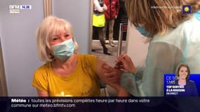 Lyon: Jocelyne, 71 ans a reçu la 100.000e dose de vaccin au Palais des Sports