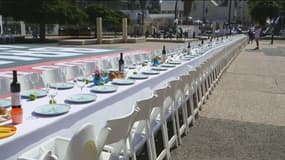 Une table a été dressée sur la place du Musée d'Art de Tel-Aviv en Israël avec 203 couverts symbolisant les otages retenus par le Hamas et absents pour Shabbat, le 20 octobre 2023