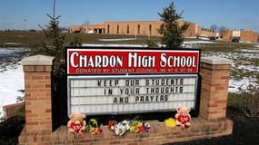 A l'entrée du lycée de Chardon, à l'est de Cleveland, au lendemain d'une fusillade dont l'auteur, un lycéen dont on ignore le mobile, a été arrêté et écroué. Le décès de deux adolescents mardi a porté à trois morts le bilan de la fusillade et deux autres
