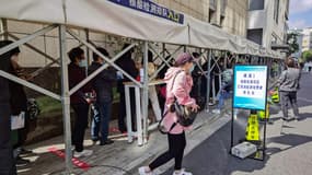 File devant un hôpital de Shangaï