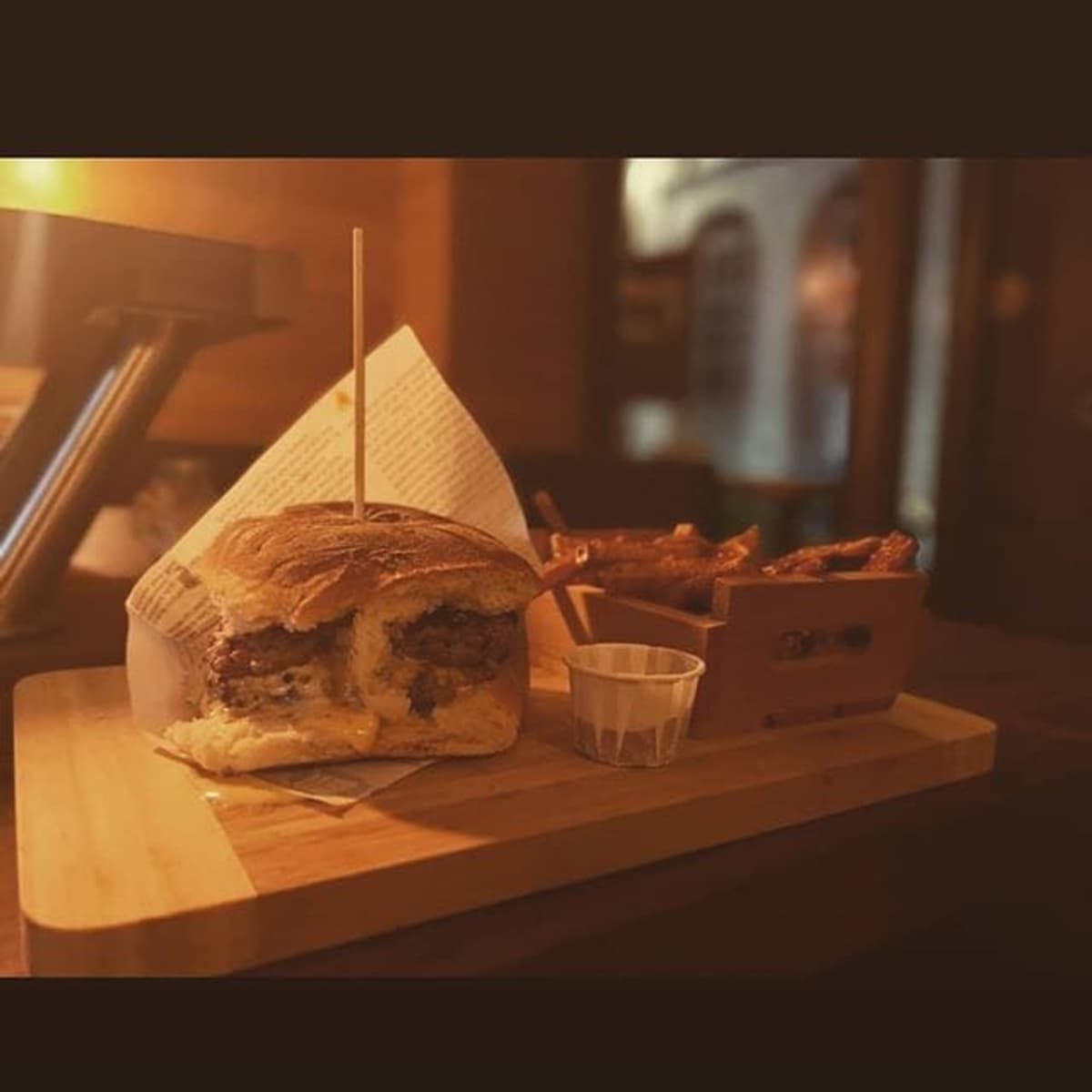 Ce resto parisien attire les foules avec un burger maison à 2,70 euros