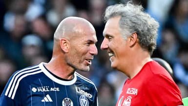 Zinédine Zidane et Laurent Blanc lors d'un match caritatif en 2024.