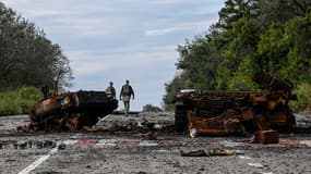 Véhicules militaires calcinés près de Kharkiv. 