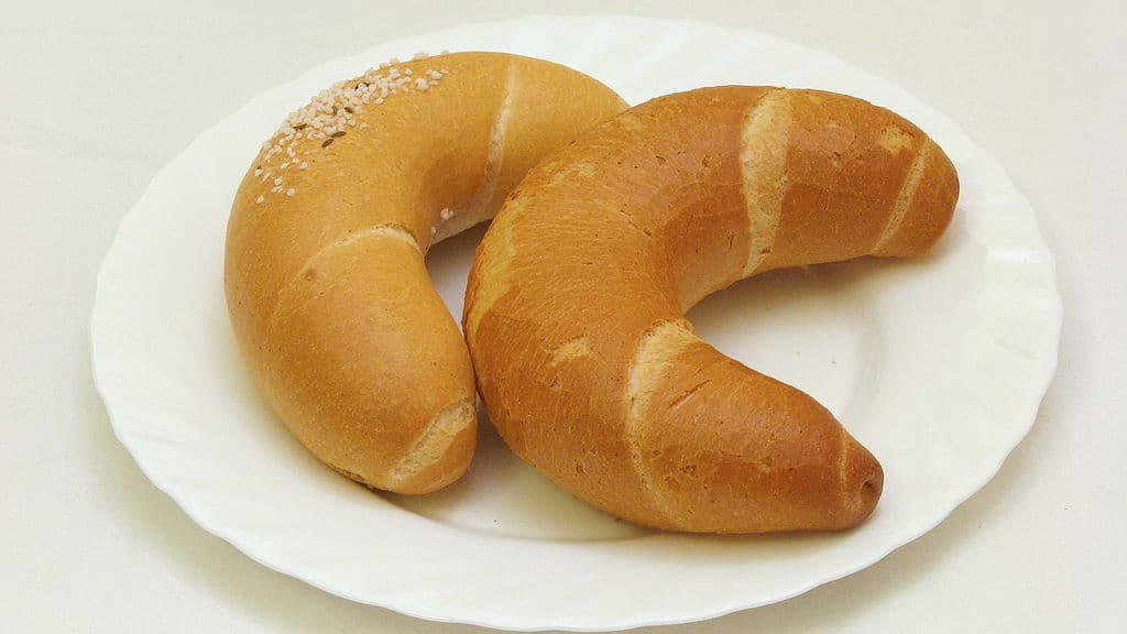 L'ancêtre du croissant, le Kifli ou kipferl austro-hongrois, possède la texture d'une brioche.
