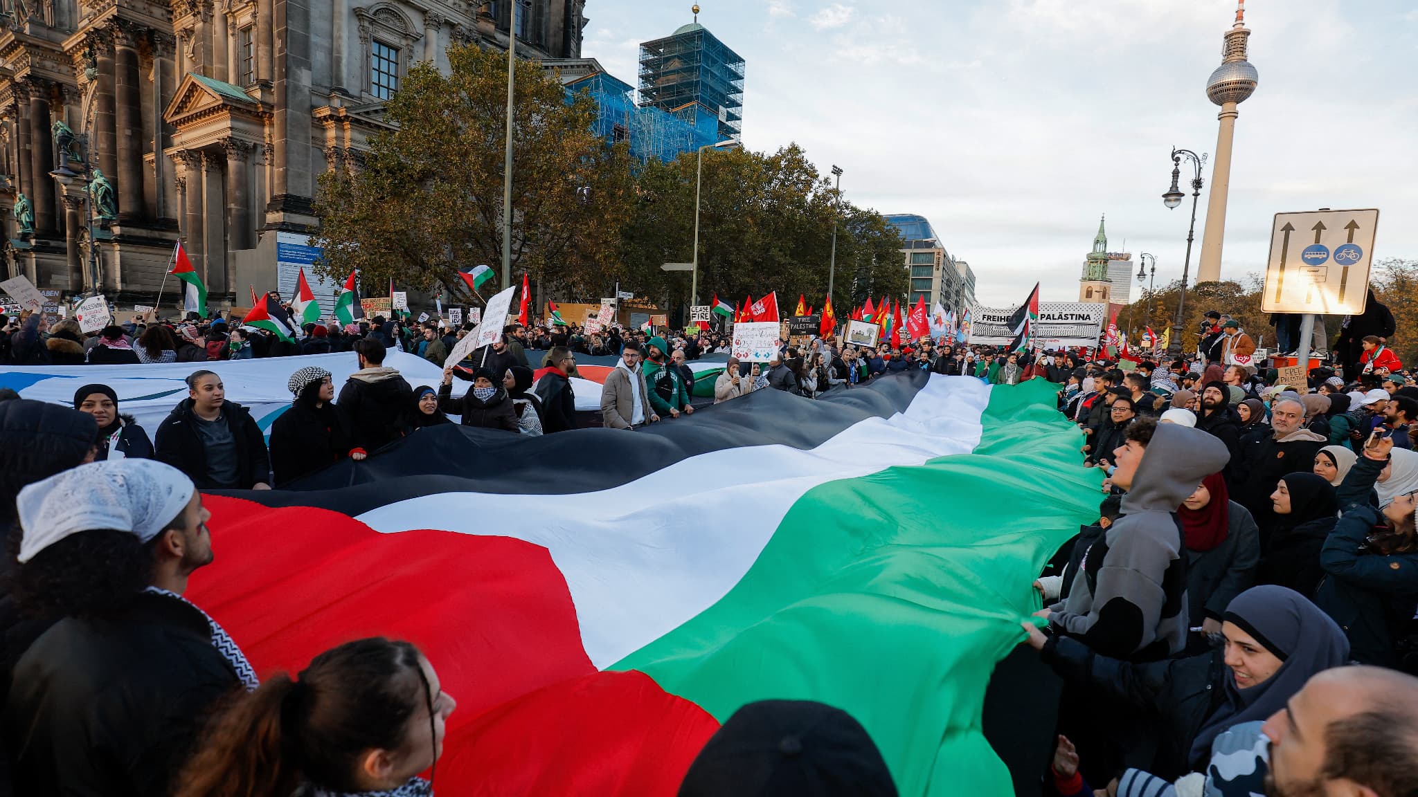 Des milliers de personnes manifestent samedi 4 novembre 2023 à Berlin en solidarité avec les Palestiniens de Gaza.