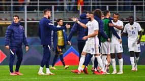 Benoît Costil et Karim Benzema lors de la victoire de l'équipe de France contre l'Espagne (2-1) en finale de la Ligue des Nations, le 10 octobre 2021