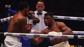 Anthony Joshua reçoit un coup de Francis Ngannou pendant leur combat en Arabie saoudite, le 8 mars 2024