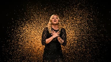 La chanteuse française Louane représentant la France avec la chanson « Maman » se produit lors de la répétition générale de la deuxième demi-finale du Concours Eurovision de la chanson 2025, à l'arène St. Jakobshalle de Bâle, le 14 mai 2025.
