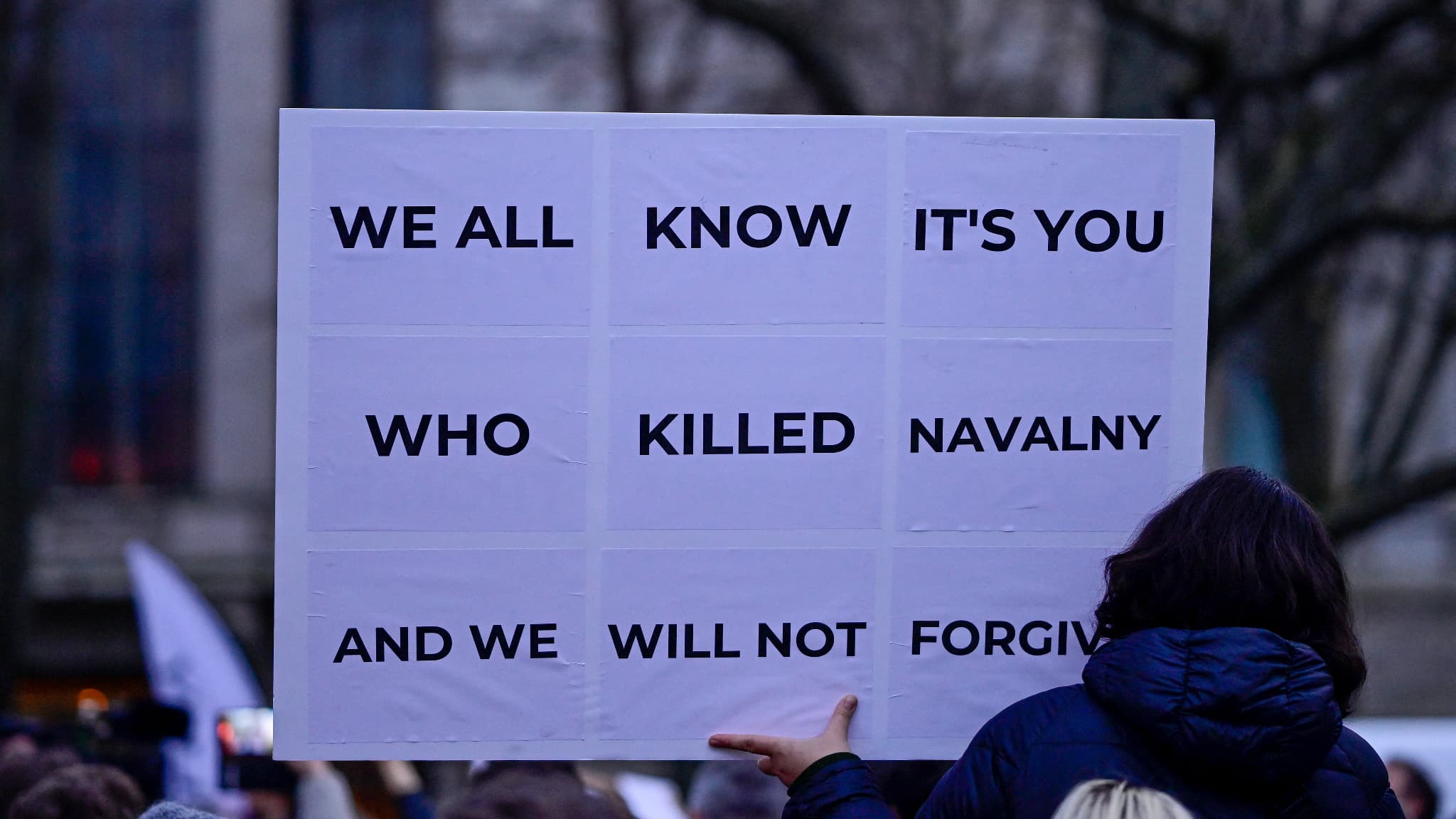 Des manifestants participent à un rassemblement le 16 février 2024 devant l'ambassade de Russie à Berlin, après l'annonce de la mort d'Alexei Navalny.