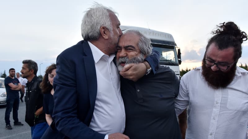 Le journaliste et professeur d'économie turc Mehmet Altan, à sa libération le 27 juin 2018 devant la prison de Silivri, près d'Istanbul.