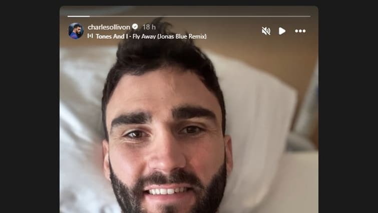 Le rugbyman toulonnais Charles Ollivon souriant après son opération du genou droit, le 21 janvier 2025 Le rugbyman toulonnais Charles Ollivon souriant après son opération du genou droit, le 21 janvier 2025
