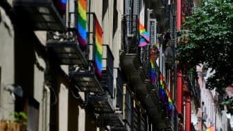 Des drapeaux arc-en-ciel accrochés aux balcons du quartier Chueca, le 22 juin 2017 à Madrid pour la WorlPride
