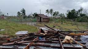 Cette photo de Marissa Cueva Alejandro, prise et reçue le 17 novembre 2024, montre des maisons endommagées par le super typhon Man-Yi à Virac, dans la province de Catanduanes.