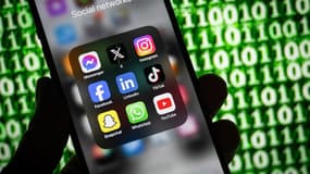 Des applications de réseaux sociaux sur un smartphone.
