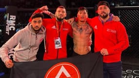 Jonatan MacHardy (deuxième en partant de la dr.) avec son équipe de la Gracie Barra Paris après sa victoire dans un combat de grappling à l'AEF Championship 2