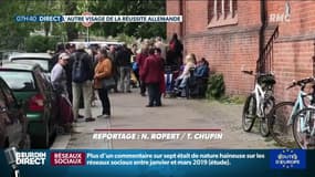 Devant une association qui distribue de la nourriture aux plus nécessiteux