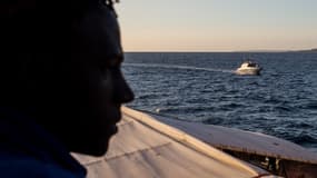 (Photo d'illustration) Un migrant regarde la mer depuis le bateau de l'ONG Sea Watch, le 31 janvier 2019