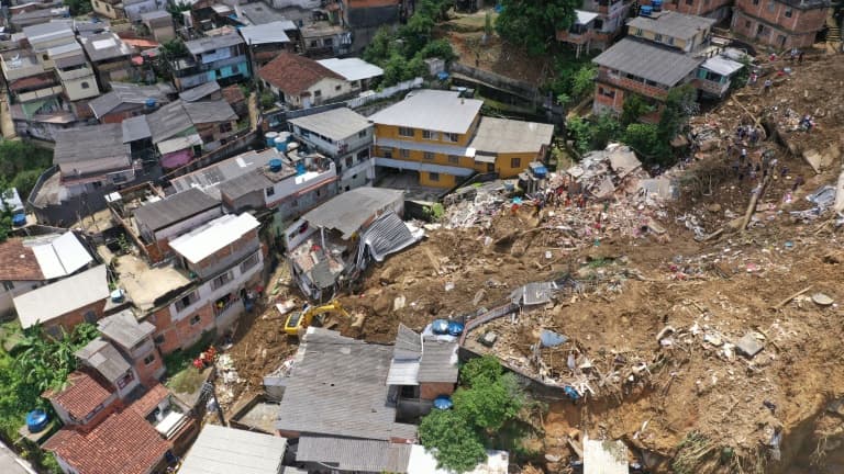 Vue aérienne d'un quartier de Petropolis après des glissements de terrain et des inondations, le 17 février 2022 au Brésil