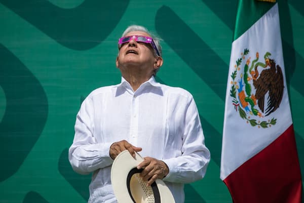 Le président mexicain Andres Manuel Lopez Obrador observant l'éclipse solaire le 8 avril 2024