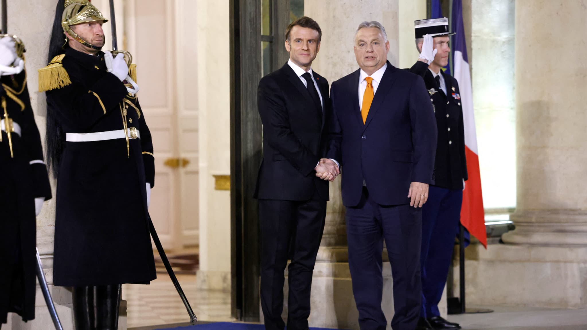 Emmanuel Macron et le Premier ministre hongrois Viktor Orban avant leur rencontre au palais présidentiel de l'Élysée à Paris, le 5 mars 2025. 
