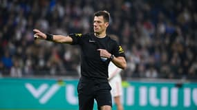 L'arbitre M.Bastien lors d'OL-PSG (2-3, L1), le 9 novembre 2025