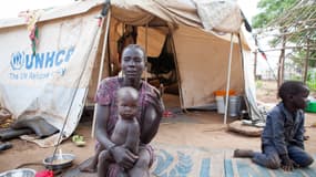 Une sud-soudanaise et ses enfants dans un camp de réfugiés de l'ONU en Ethiopie, le 10 juillet 2014.