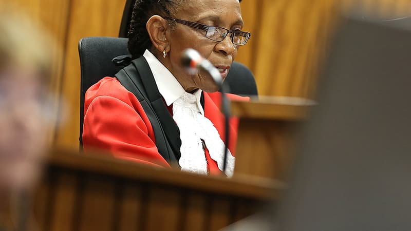 Contre toute attente, la juge Thokozile Masipa a été remerciée par la famille d'Oscar Pistorius après le verdict plutôt clément qu'elle a rendu vendredi sur l'affaire qui tient en haleine l'Afrique-du-Sud. 