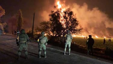 Des soldats se tiennent près du feu provoqué par un oléoduc, à Tlahuelilpan (centre du Mexique) le 18 janvier 2019 -