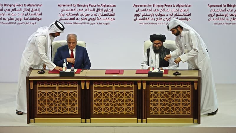Le représentant des Etats-Unis pour la paix en Afghanistan, Zalmay Khalilzad, et le chef militaire afghan Mullah Abdul Ghani Baradar signent un accord de paix à Doha, au Qatar, le 29 février 2020