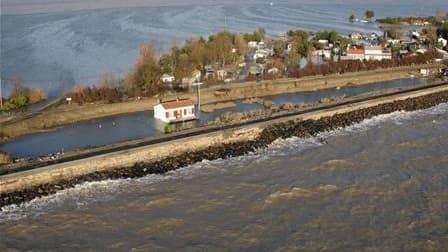 Vue de la Faute-sur-mer le 2 mars dernier après le passage de la tempête Xynthia. Le ministre de l'Ecologie, Jean-Louis Borloo, a fait savoir vendredi que le gouvernement maintenait son tracé des "zones de solidarité". /Photo prise le 2 mars 2010/REUTERS/