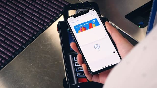 Un client de Carrefour payant avec Apple Pay