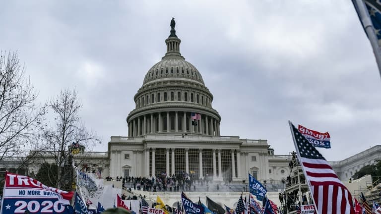 Des milliers de partisans de Donald Trump rassemblés à l'extérieur du Capitole, à Washington le 6 janvier 2021, le jour de l'assaut mené contre le bâtiment
