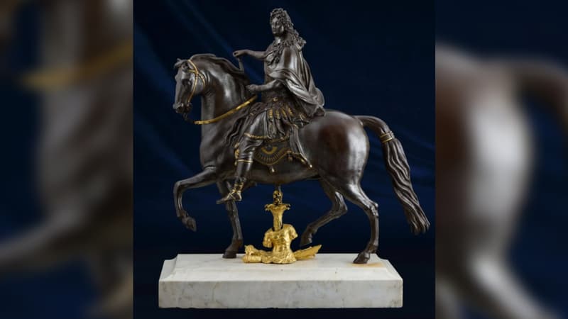 Une réplique de la statue de Louis XIV présente sur la place Bellecour de Lyon, mise en vente à Paris le 25 avril 2025.