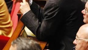Le député socialiste Henri Emmanuelli a été sanctionné mercredi d'un "rappel à l'ordre", la plus légère des sanctions prévues par le règlement de l'Assemblée nationale, pour un doigt d'honneur au Premier ministre François Fillon lors des questions au gouv