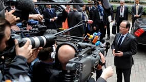 François Hollande à son arrivée à Bruxelles, jeudi. Le Conseil européen s'est ouvert dans un climat apaisé après une salve d'accords sur l'agriculture, les banques et le budget communautaire et la mise en sourdine par la France de son différend avec José