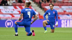 Des joueurs anglais avec un genou à terre dimanche dernier