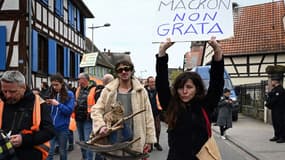 Manifestation le 19 avril 2023 à Muttersholtz, dans le Bas-Rhin, avant la visite d'Emmanuel Macron