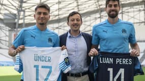 Le président de l'Olympique de Marseille, Pablo Longoria pose avec deux des nouvelles recrues du club, l'attaquant turc Cengiz Under et le défenseur brésilien Luan Peres, le 26 juillet 2021 au Stade Vélodrome à Marseille